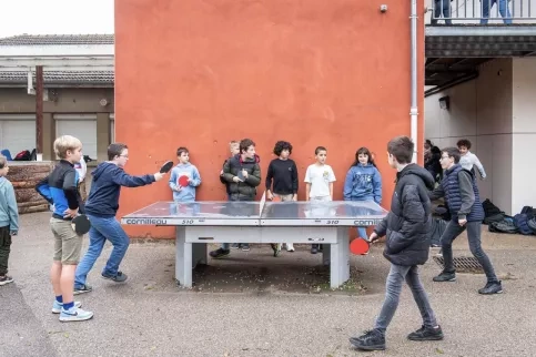 des jeunes jouent au ping pong