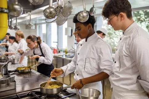 Jeunes en formation cuisine
