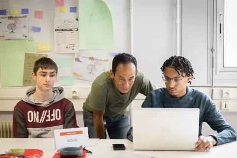 Deux jeunes en formation