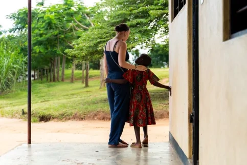 Une jeunefrançaise et une jeune tanzanienne