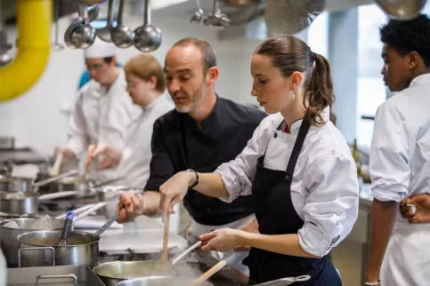 jeune et formateur en cuisine