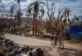 Enfent à vélo dans les décombres de Mayotte