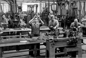 Atelier de mécanique au lycée professionnel Saint-Jean de Sannois en 1957
