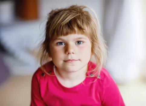 petite fille de face