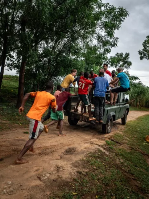 Jeunes courant derrière un 4x4 en Tanzanie