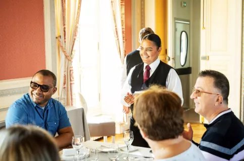Jeune en service au restaurant d'application du Château des Vaux