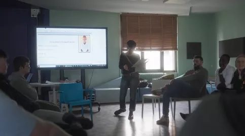 Une éducatrice présente un powerpoint à un groupe