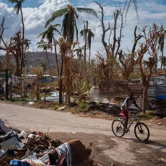 Enfent à vélo dans les décombres de Mayotte