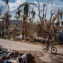 Enfent à vélo dans les décombres de Mayotte