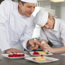 Maitre d'apprentissage en pâtisserie et une élève (visuel d'illustration)