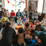 Un groupe d'enfants et d'adultes autour d'un gâteau d'anniversaire